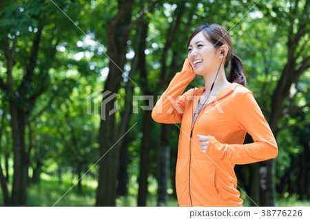 Woman jogging in the park Woman jogging in the park 38776226