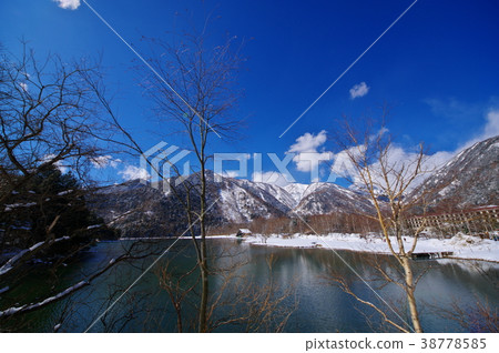 Oku Nikko in winter Yuko Lake From the lakeside to Nikko Shirane direction Super wide angle Sunshine and Lens Coast b 38778585