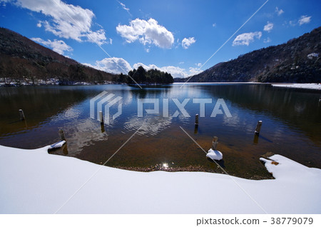 Winter deep sunshine Lake Yuno Lake surface reflection and snow-covered slope Super wide angle a 38779079