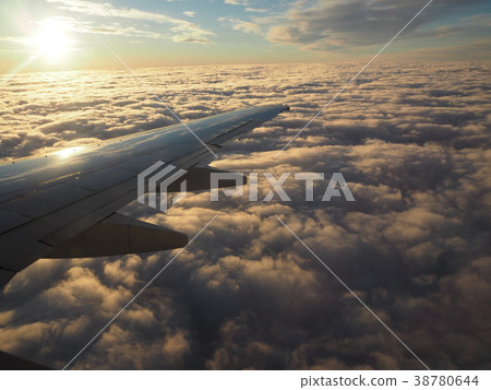 機器窗口的雲 38780644