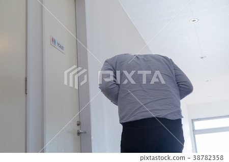 Men who are rushing to the bathroom 38782358