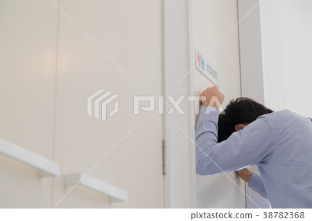 Men who are rushing to the bathroom 38782368