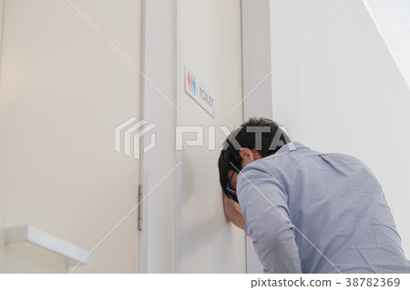 Men who are rushing to the bathroom 38782369