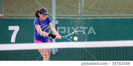 女子青少年網球運動員反手擊球 38782589