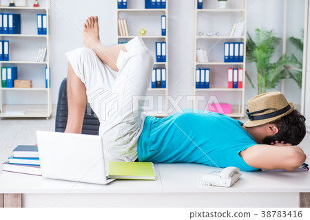 Businessman preparing for vacation in the office Businessman preparing for vacation in the office 38783416