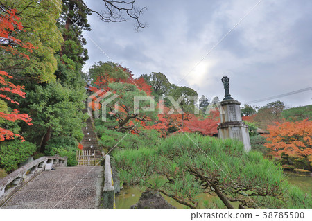 halo statue on pedestal in Yuzen en garden 38785500