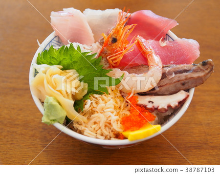 Bowl of rice topped with sashimi Bowl of rice topped with sashimi 38787103