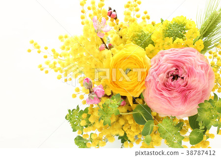 Arrangement of ranunculus, rape blossoms, mimosa and peach (horizontal part) Arrangement of ranunculus, rape blossoms, mimosa and peach (horizontal part) 38787412