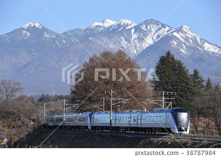 Going down towards Yatsugatake where the snow falls, Super Azusa E 353 goes 38787984
