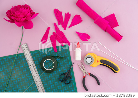 Making paper flowers 38788389
