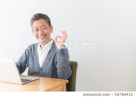 Senior man personal computer 38788410