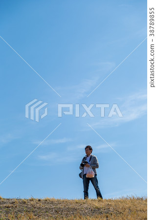 男子在河床上拍照 38789855