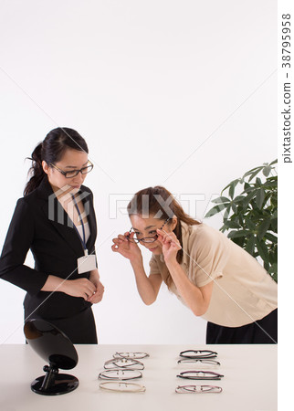 A woman who checks himself wearing glasses 38795958