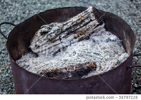 Drum can and ash 38797228