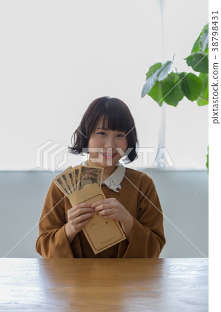 Woman who is pleased with the salary 38798431