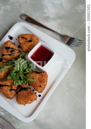 Camembert in batter, deep fried,with balsamic 38802301