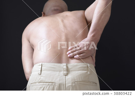 男子患有腰痛 男子患有腰痛 38803422