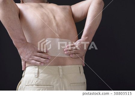 人的濕藥片充滿背部疼痛 人的濕藥片充滿背部疼痛 38803515