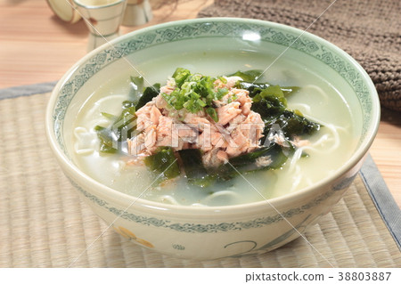 noodles with meat in soup 38803887