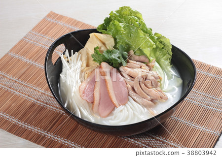 noodles with meat in soup 38803942
