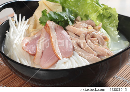 noodles with meat in soup 38803943