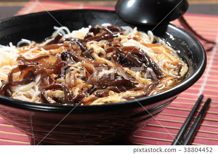noodles with meat in soup 38804452