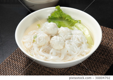 noodles with meat in soup 38804702