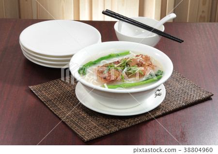 noodles with meat in soup 38804960