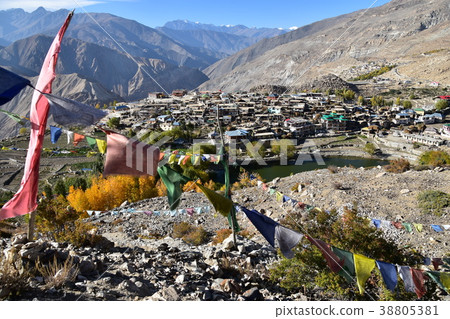 印度秦嶺山谷的Nako村美麗的山湖Nako密集的住宅和寺廟在風中，拍打佛教旗幟Talcho 38805381