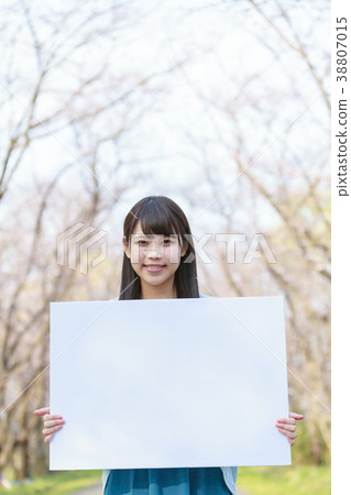 A young lady with a message board in the park Spring 38807015