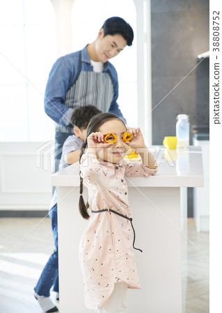 房子,家庭,爸爸,女兒,兒子,韓國 房子,家庭,爸爸,女兒,兒子,韓國 38808752