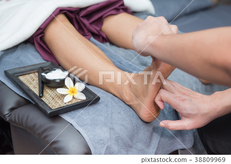 Spa and Thai foot massage, relaxing and healthy 38809969
