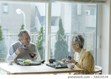 Elderly couple eating a meal 38810534