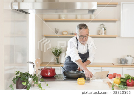 烹調場面的老人 烹調場面的老人 38810595