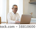 Senior man using a laptop 38810600