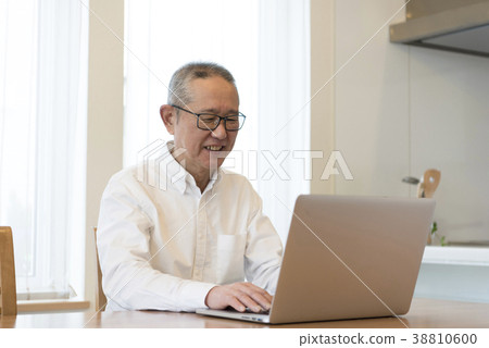Senior man using a laptop 38810600