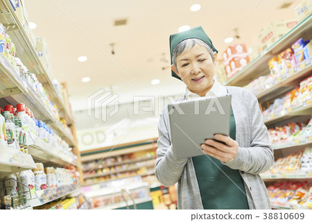 檢查股票的資深夫人在超級市場 檢查股票的資深夫人在超級市場 38810609