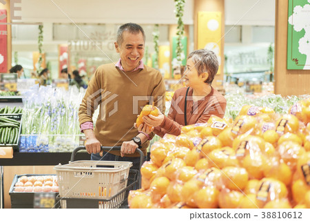 Senior couple shopping at supermarkets 38810612