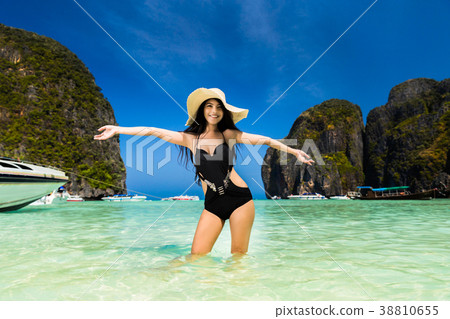 Tourist women happy Have come to Koh Phi Phi 38810655