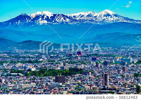 (Hokkaido) Asahikawa cityscape and Daisetsu mountain peaks in early summer 38812483