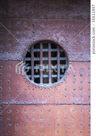 鐵門表面與格子圓窗 鐵門表面與格子圓窗 38812897