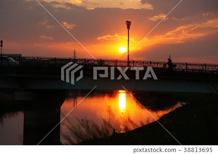 Setting sun 38813695