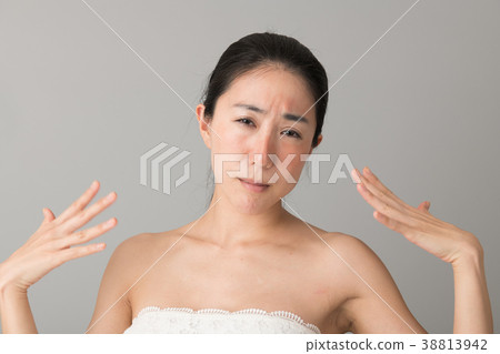 曬黑的圖像年輕女子 38813942