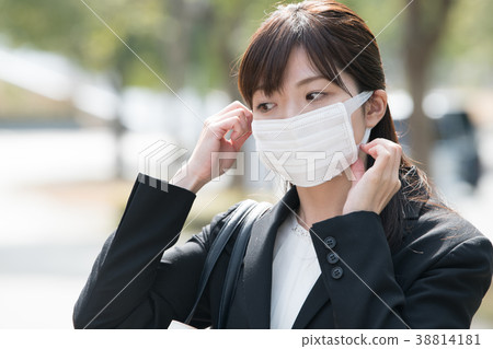Businesswoman wearing a mask 38814181