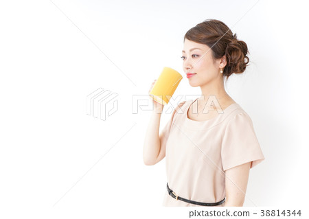 一個女人用一大杯 一個女人用一大杯 38814344