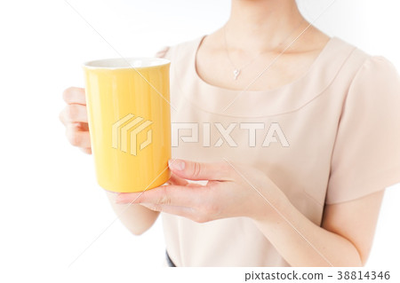 一個女人用一大杯 38814346