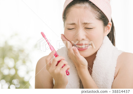 一個痛苦的年輕女子 一個痛苦的年輕女子 38814437