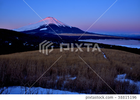 山中湖的富士山和紅富士山 山中湖的富士山和紅富士山 38815196