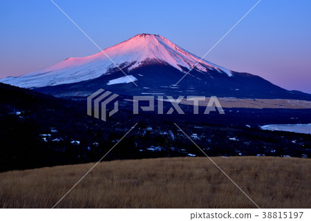 山中湖的富士山和紅富士山 38815197