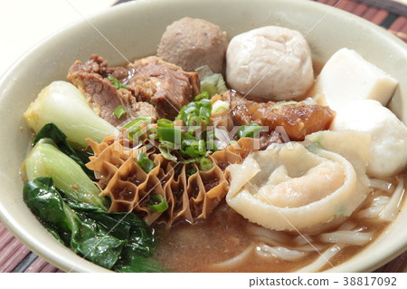 noodles with meat in soup 38817092